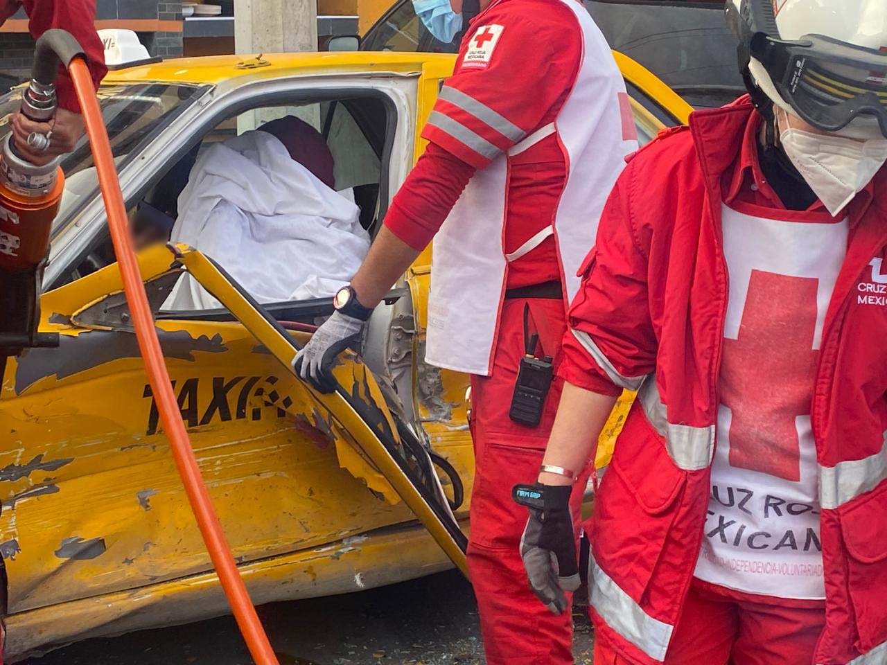 Taxista queda prensado tras aparatoso choque