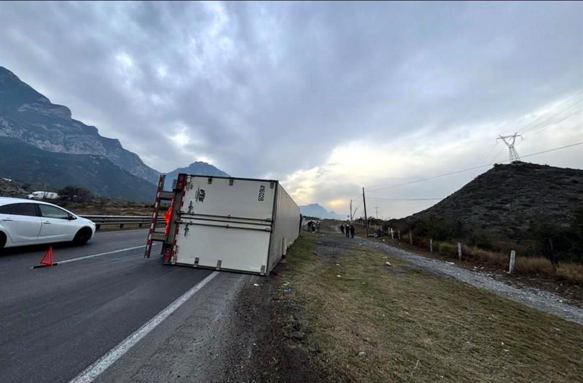 Vuelca tráiler en la Saltillo a Monterrey