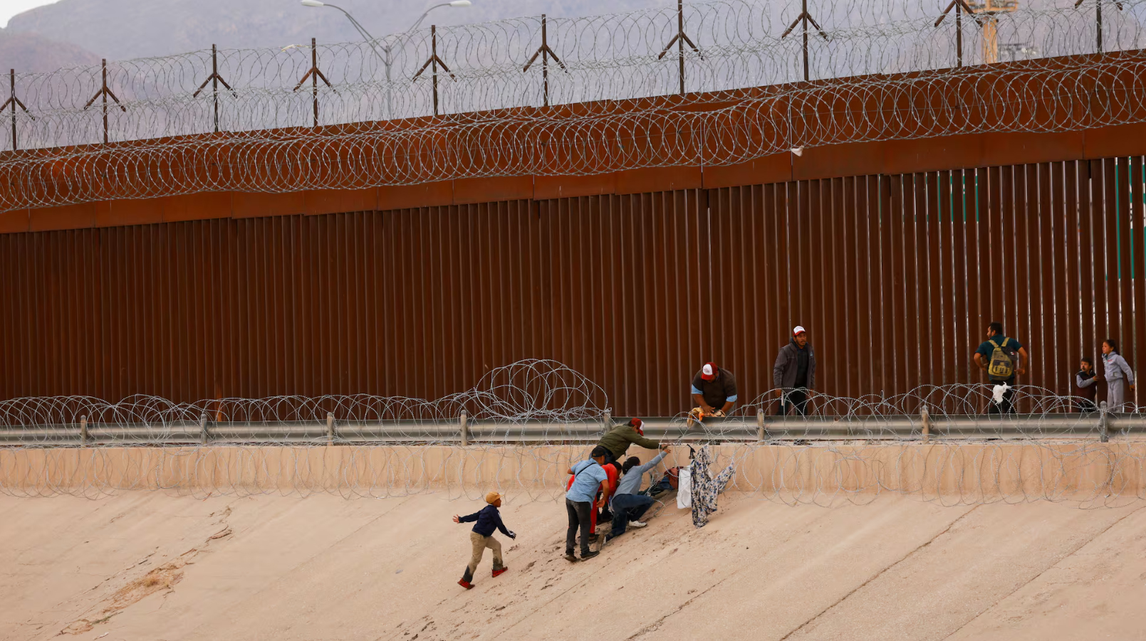 Trump cierra frontera de Estados Unidos con México a migrantes