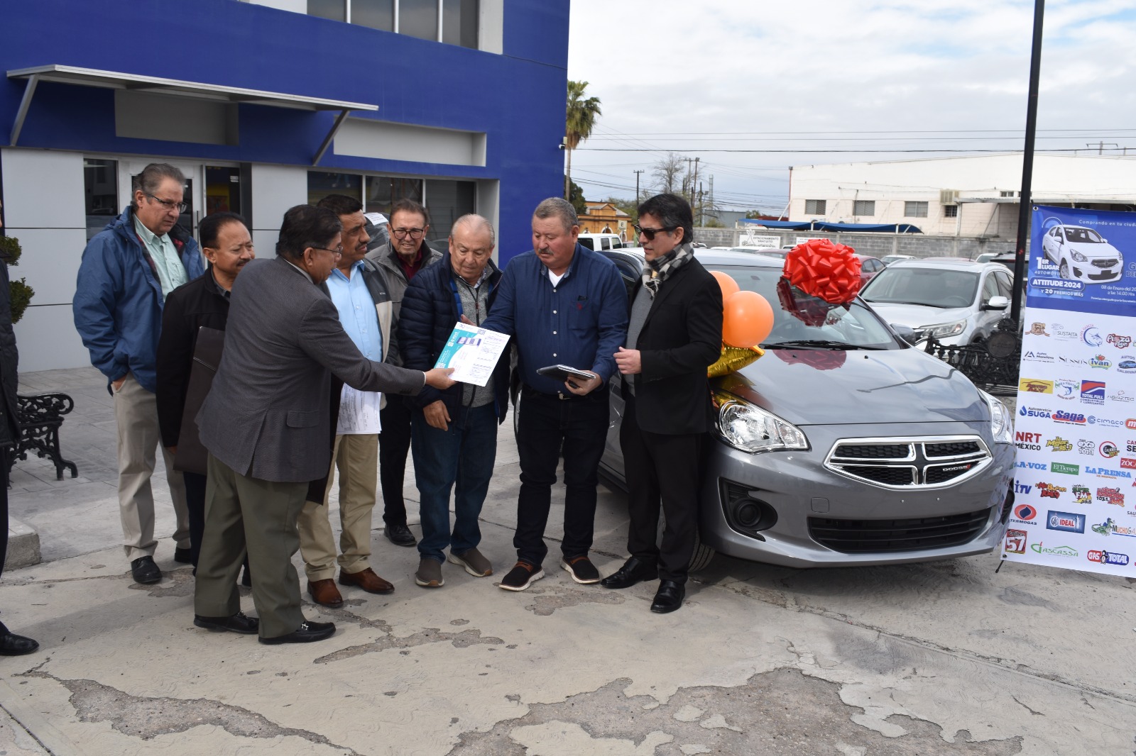 Recibe flamante auto ganador de gran sorteo