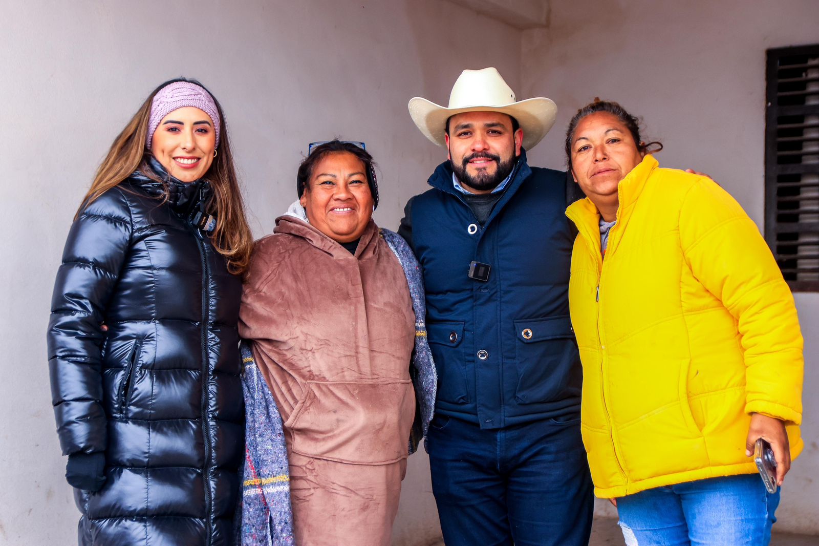 Entregan la senadora Cecilia Guadiana y el diputado Alberto Hurtado cobijas y alimentos calientes a comunidades vulnerables de Saltillo durante onda gélida