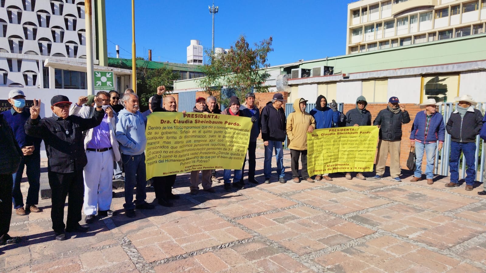 Desafían abuelos frío por mejores pensiones