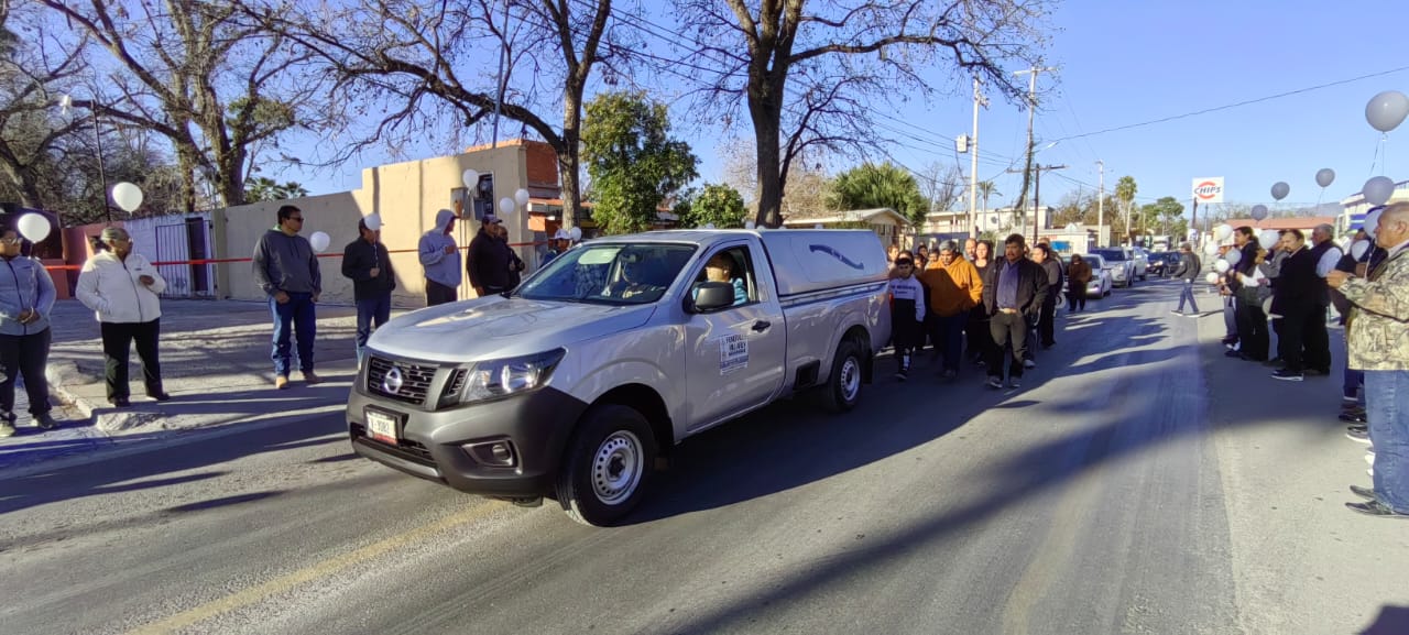 Emotiva despedida brindan compañeros a Beto Falcón