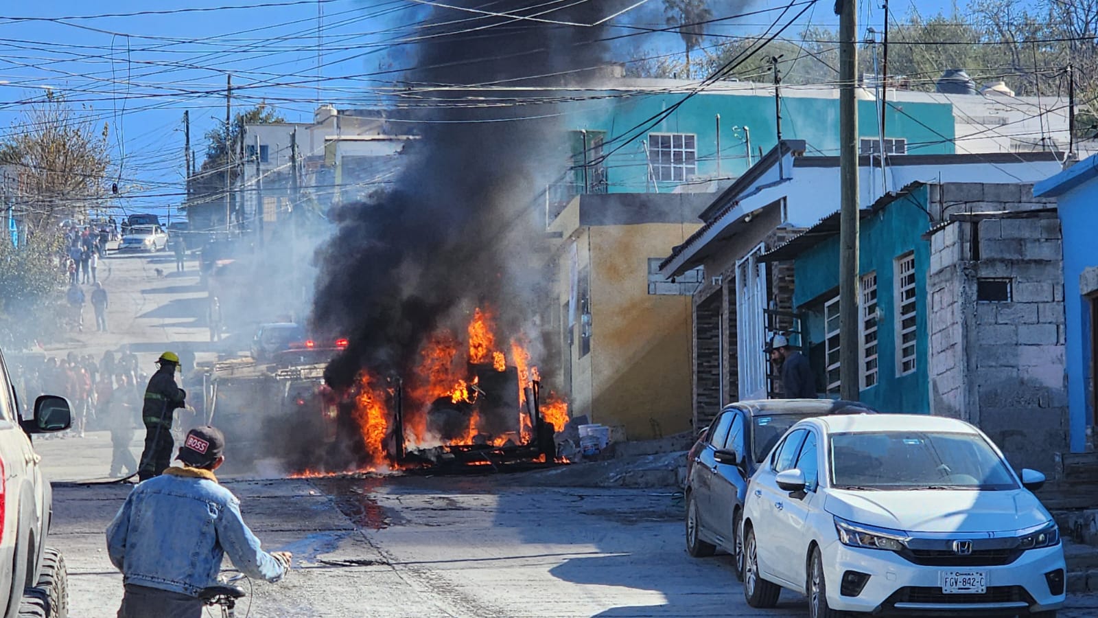 Se desata incendio al explotar tanque