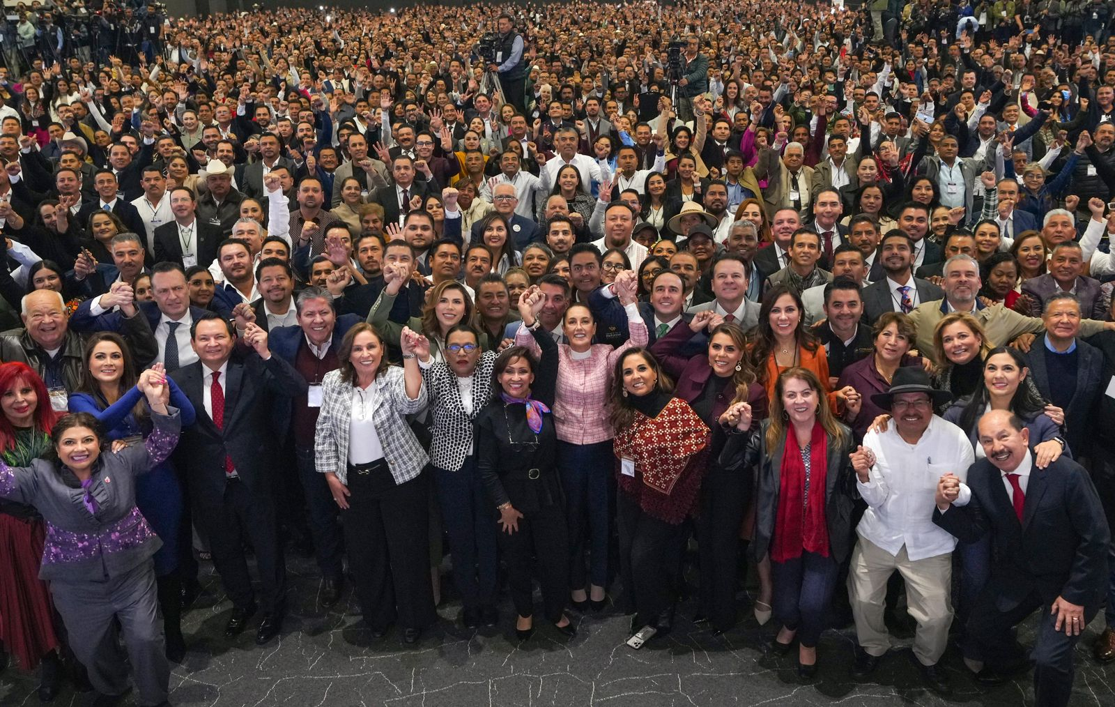 Gobernador y alcaldes de Coahuila participan en reunión nacional con la Presidenta
