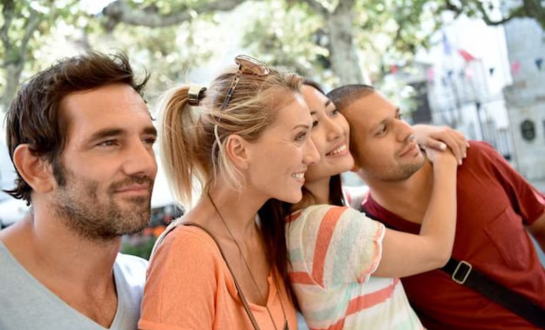 Por qué conocer más gente en 2025 puede ser tu mejor propósito de Año Nuevo; mejora tus habilidades sociales