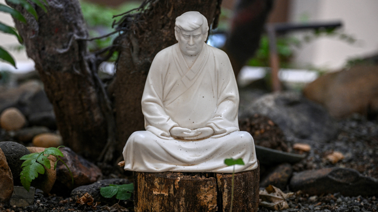 Estatuas de Trump con la pose de Buda triunfan en China