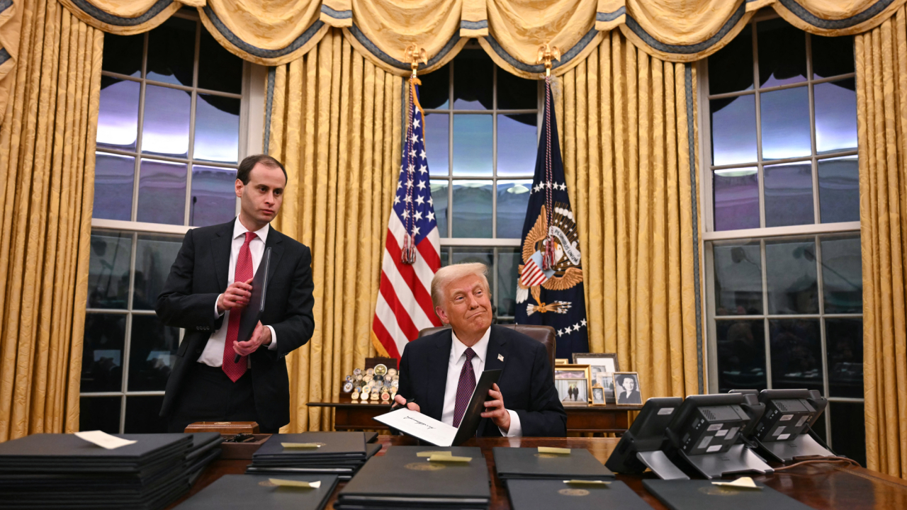 Las primeras órdenes de Trump en su segunda presidencia son una muestra teatral de su poder