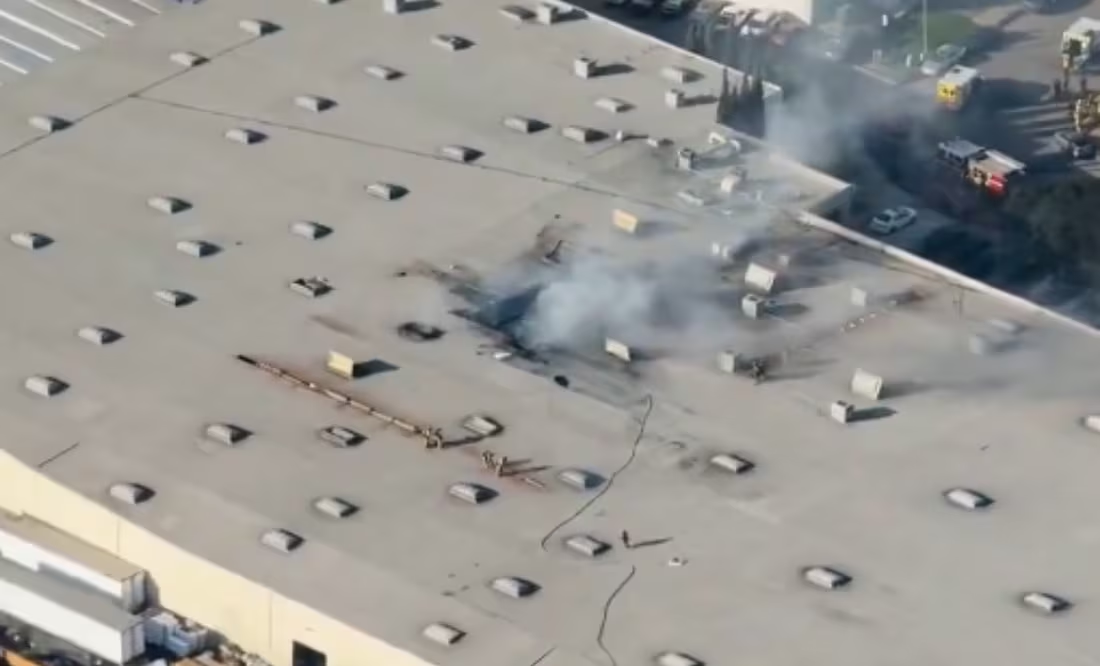 Avioneta se estrella contra almacén comercial en Fullerton, California; suman dos fallecidos y 18 heridos