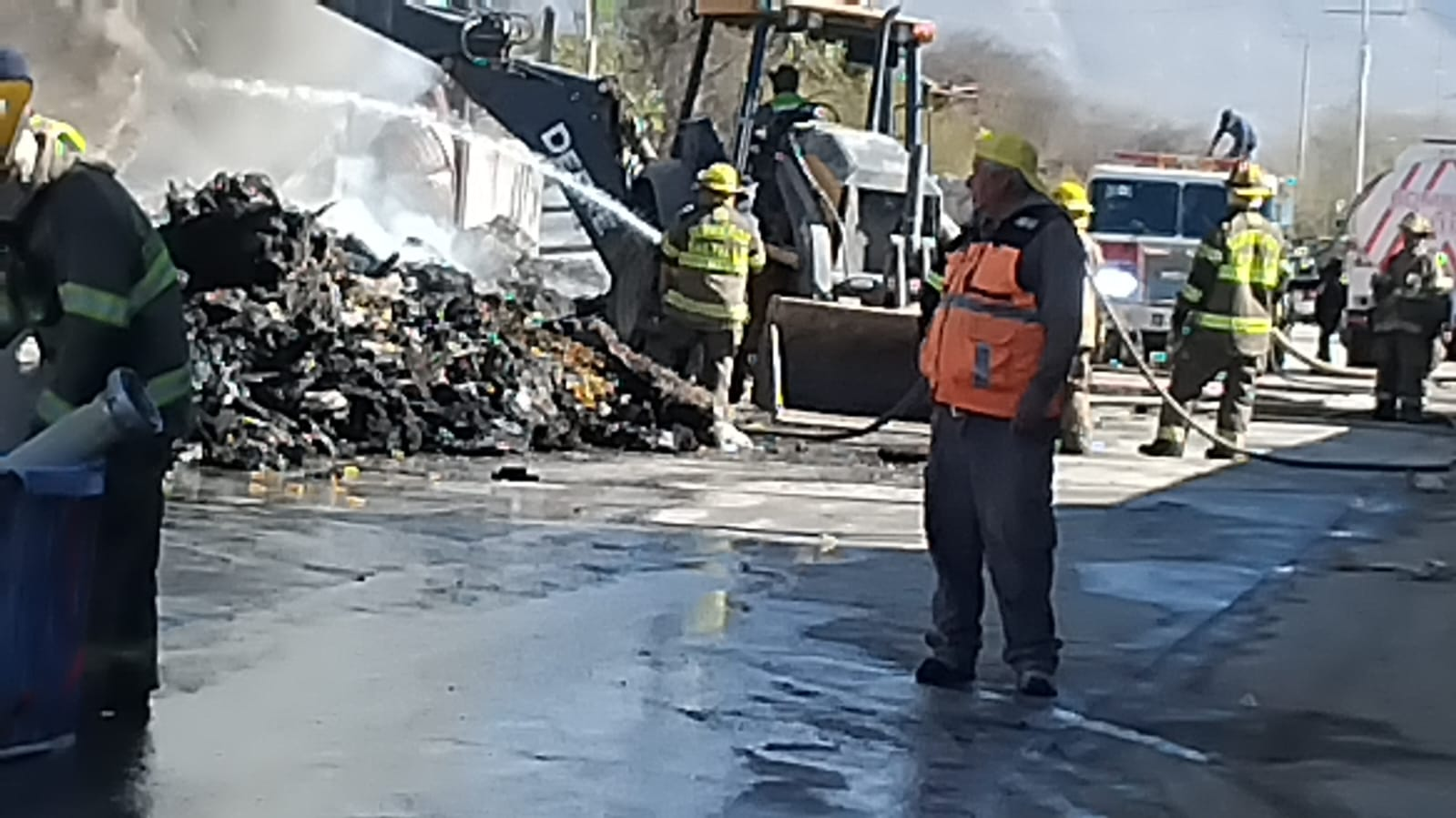 Atienden Bomberos de Saltillo incendio en recicladora