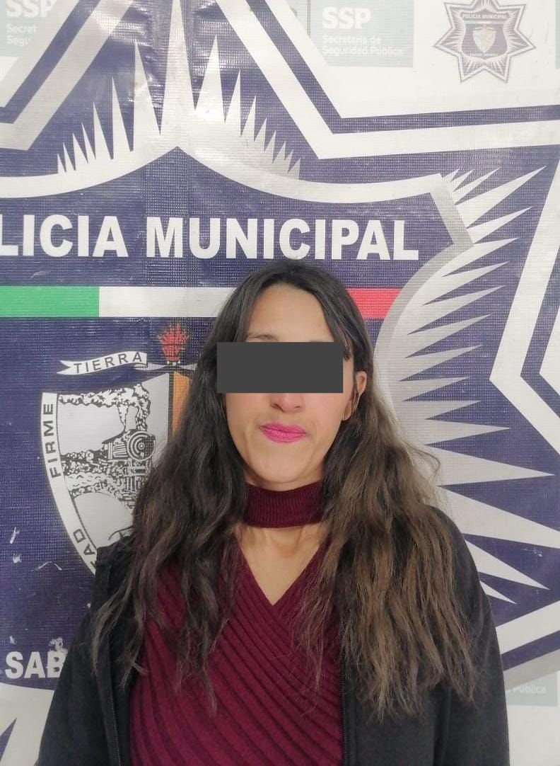 Detiene la policía de Sabinas a violenta mujer tras agredir a su pareja.
