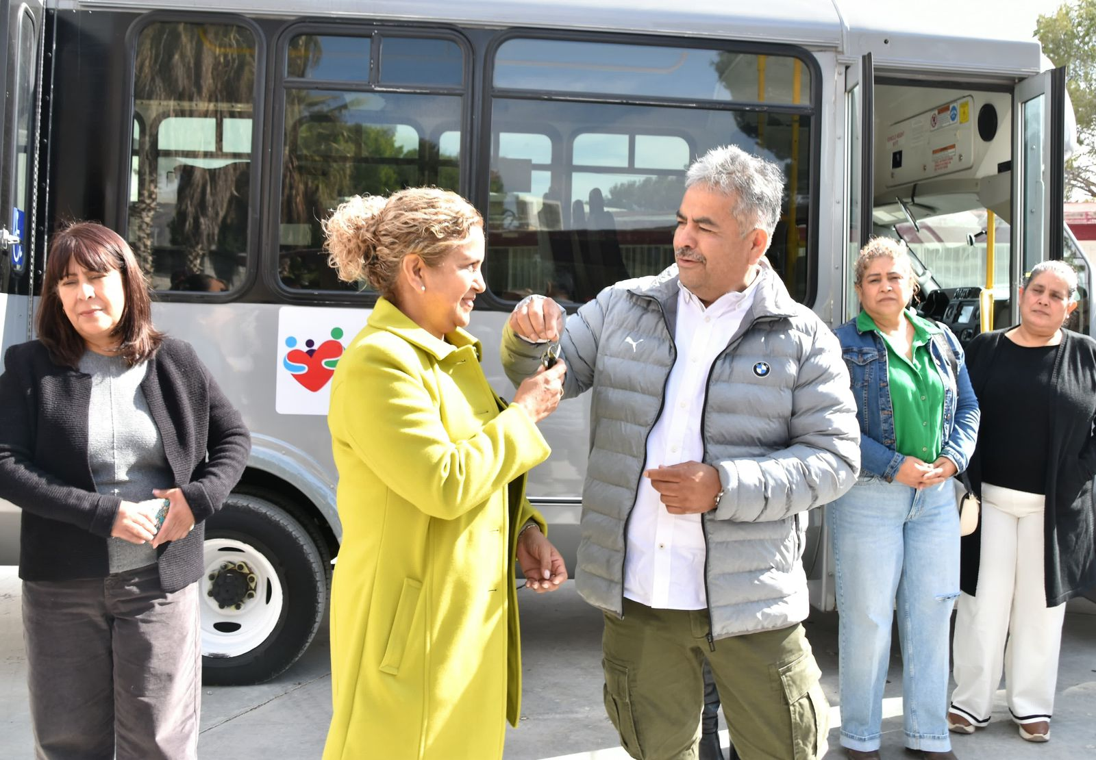 Entrega Víctor Leija unidades para DIF de Cuatro Ciénegas