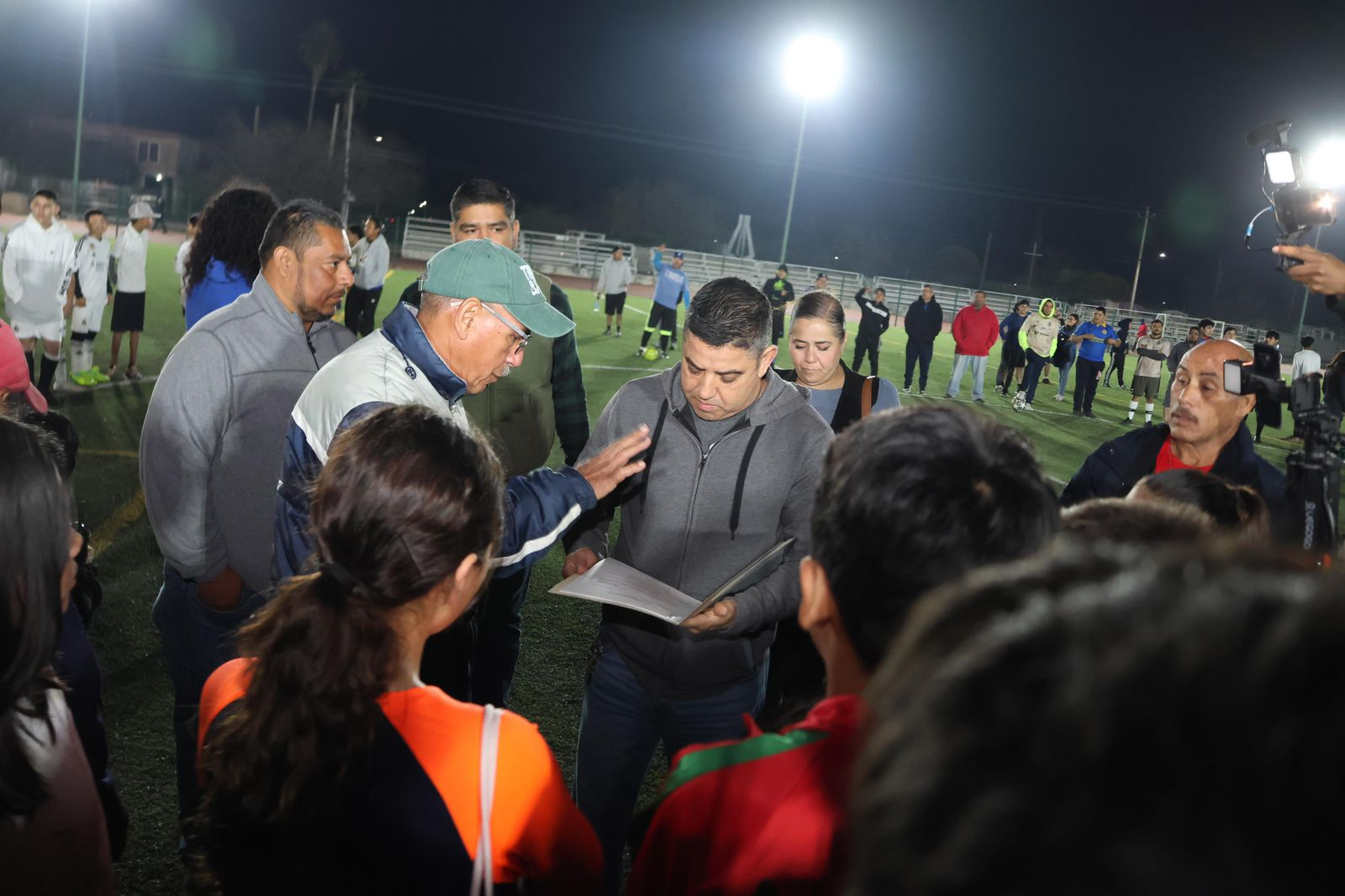 Inaugura alcalde Chano Díaz alumbrado en la unidad deportiva de Sabinas.
