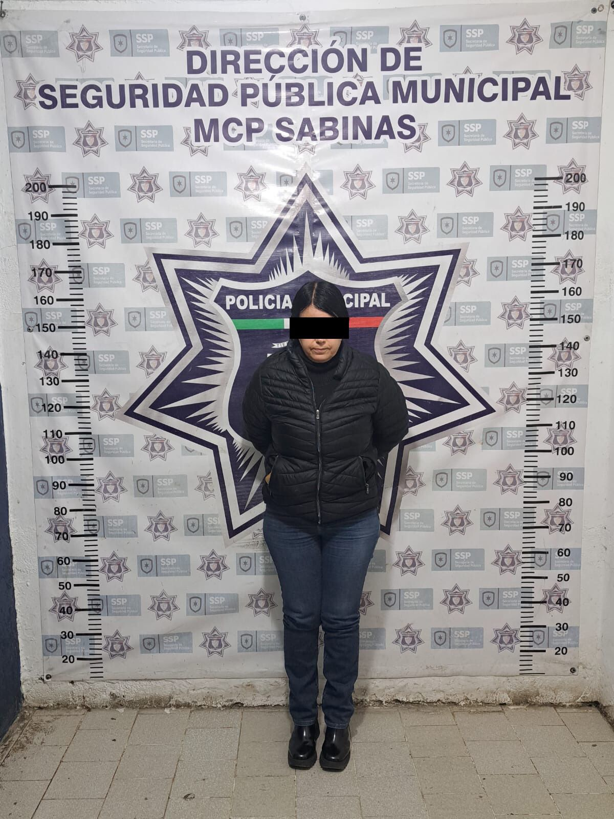 Detienen a veloz conductora al resistirse a ser infraccionada por la policía de Sabinas.