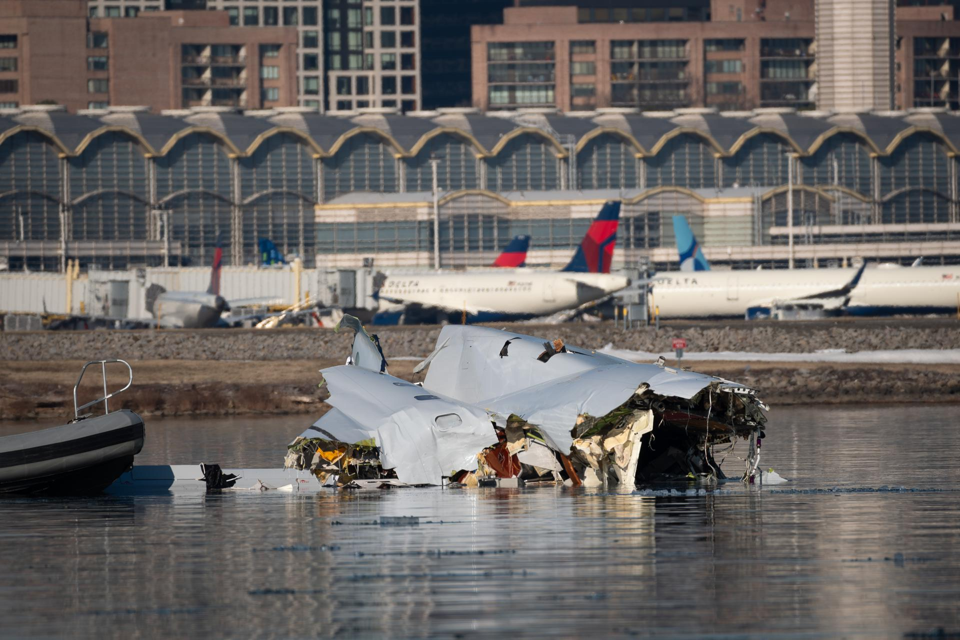 Controlador en el accidente aéreo de Washington se quedó solo porque otro salió temprano