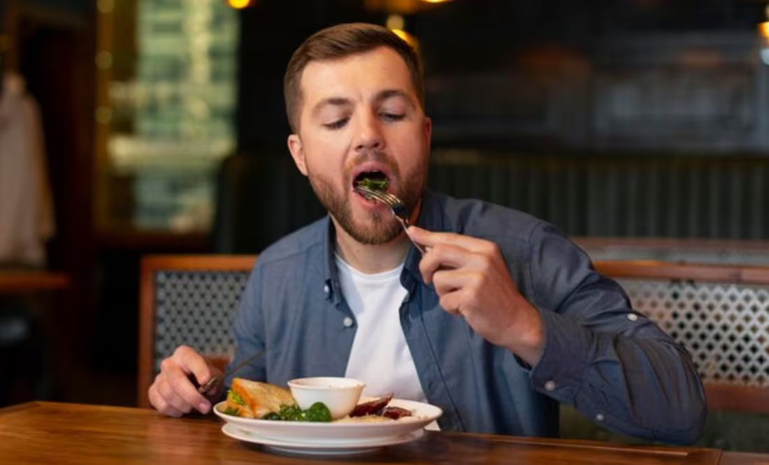 Es es el verdadero motivo por el que no deberías comer después de las 5 de la tarde; expertos advierten