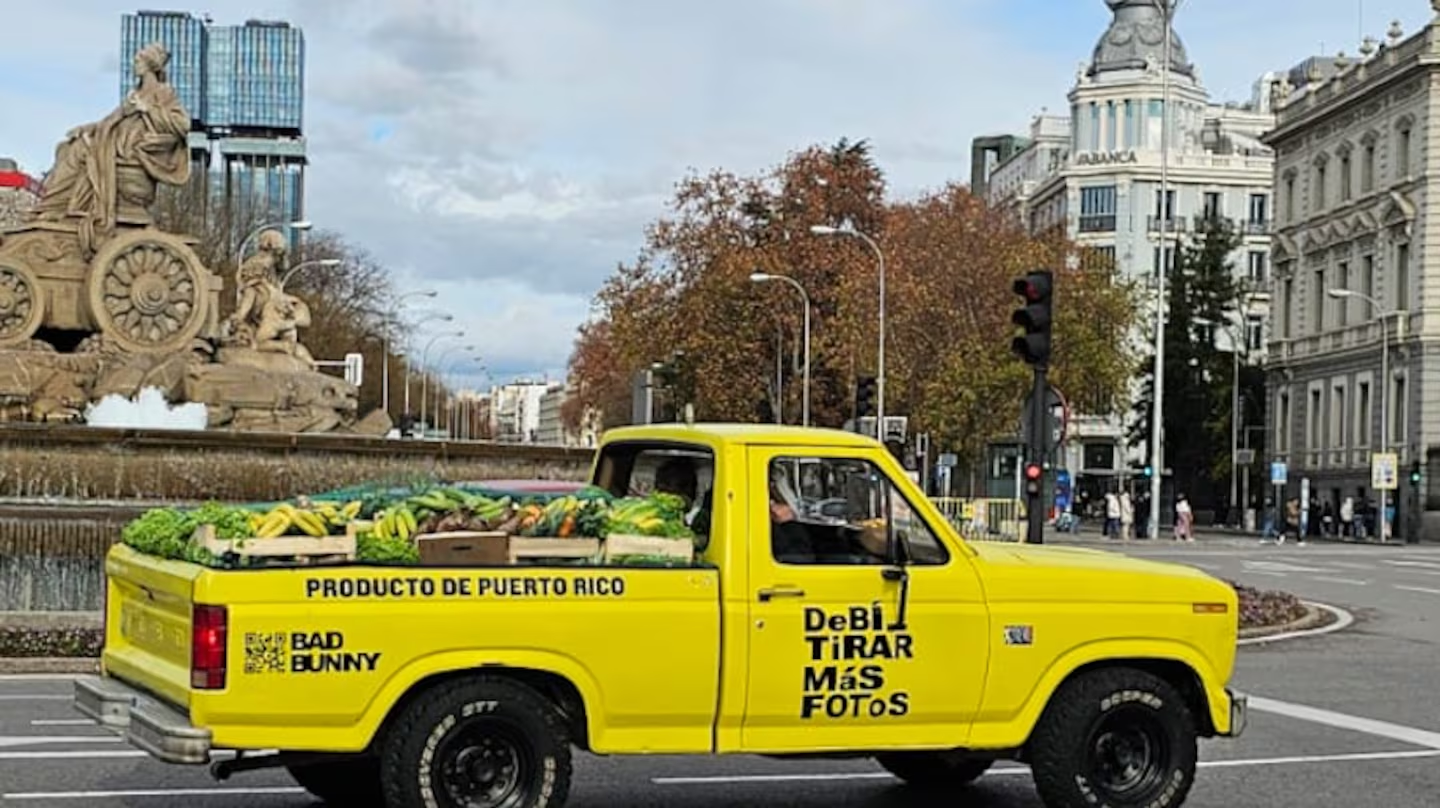 Bad Bunny promociona su nuevo álbum con guagua de verduras en Madrid