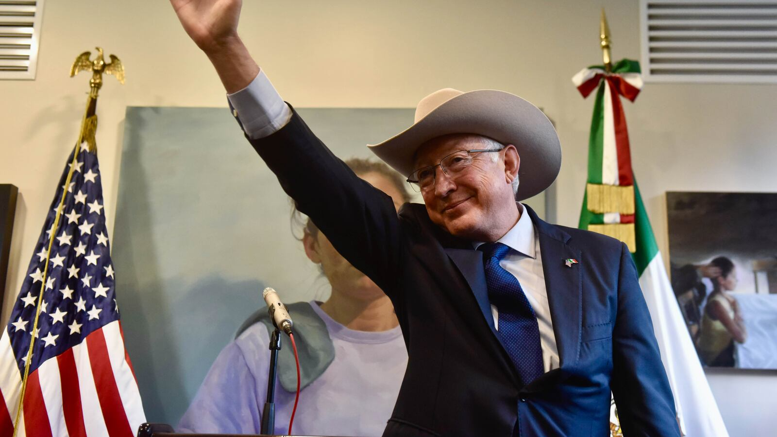 Ken Salazar destaca logros de México y EU en su despedida como embajador