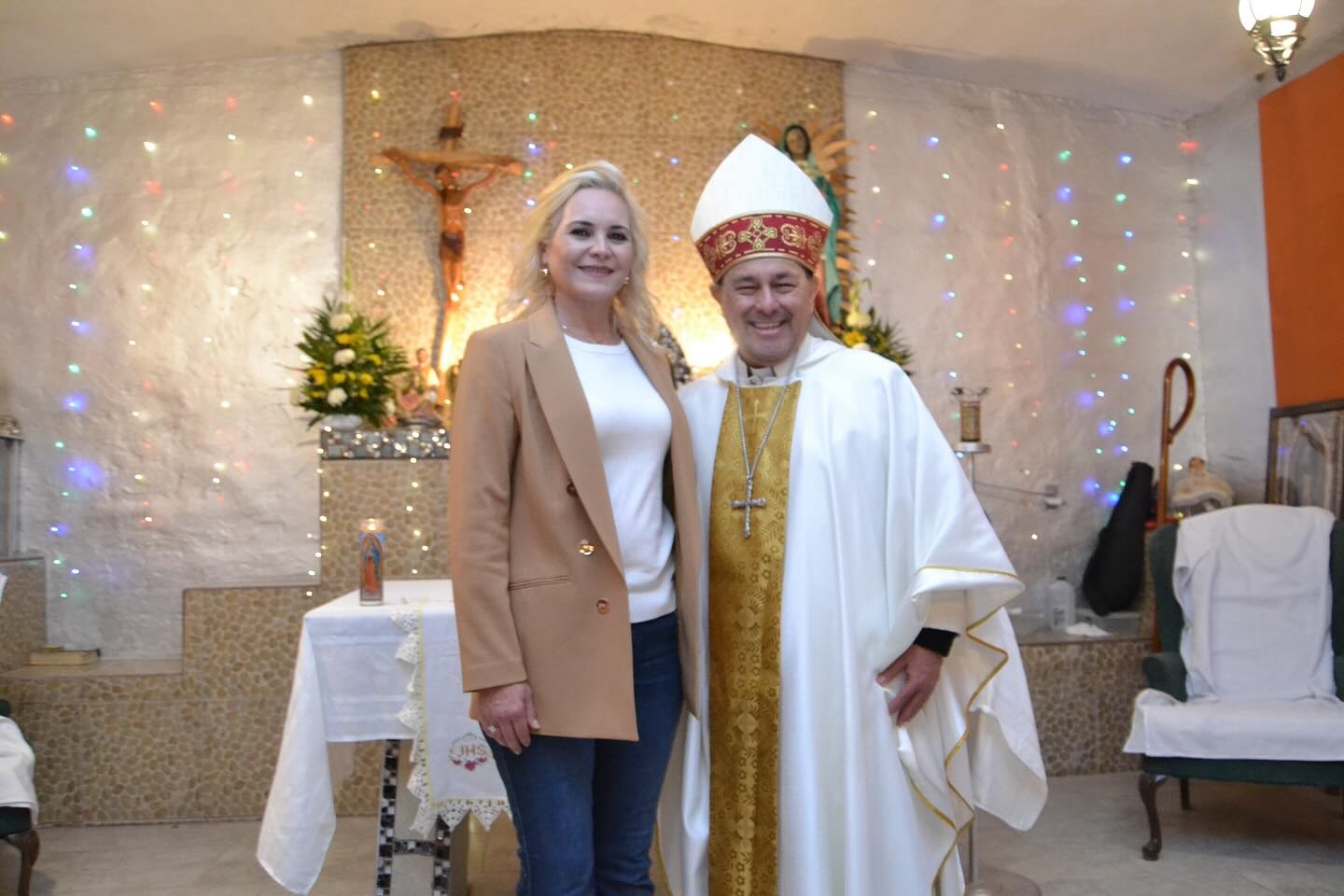 Bendice Obispo Alfonso a Alcaldesa de Múzquiz