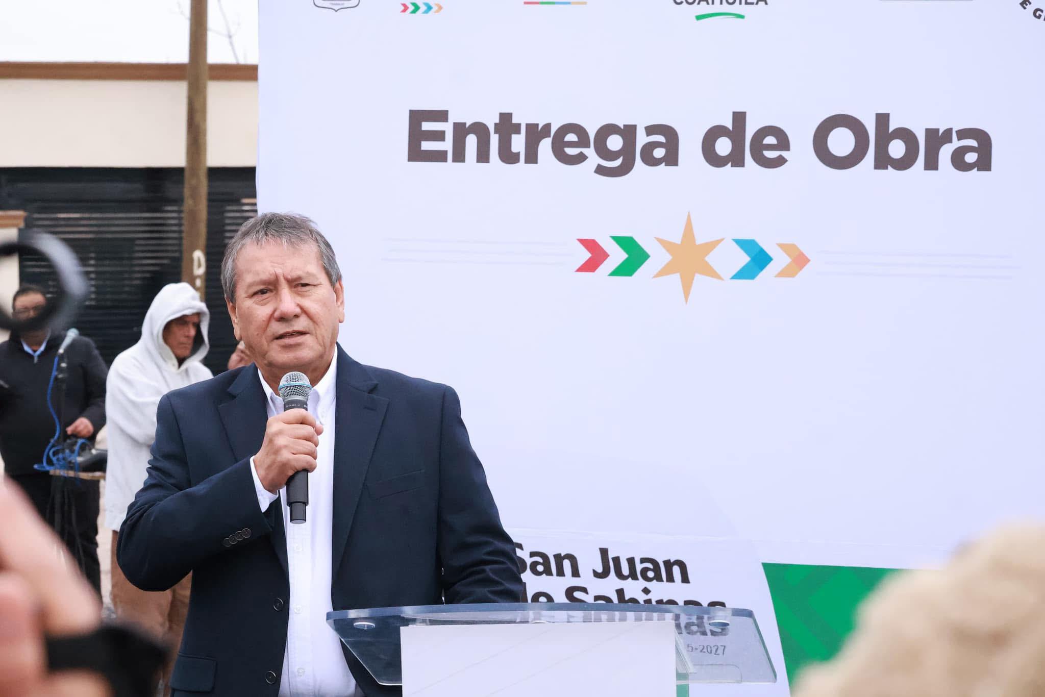 Negocian burócratas deuda con alcalde