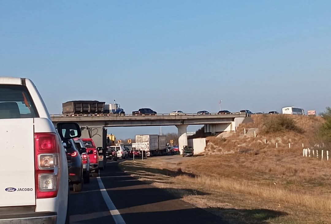 Regresan connacionales aumenta flujo vehicular