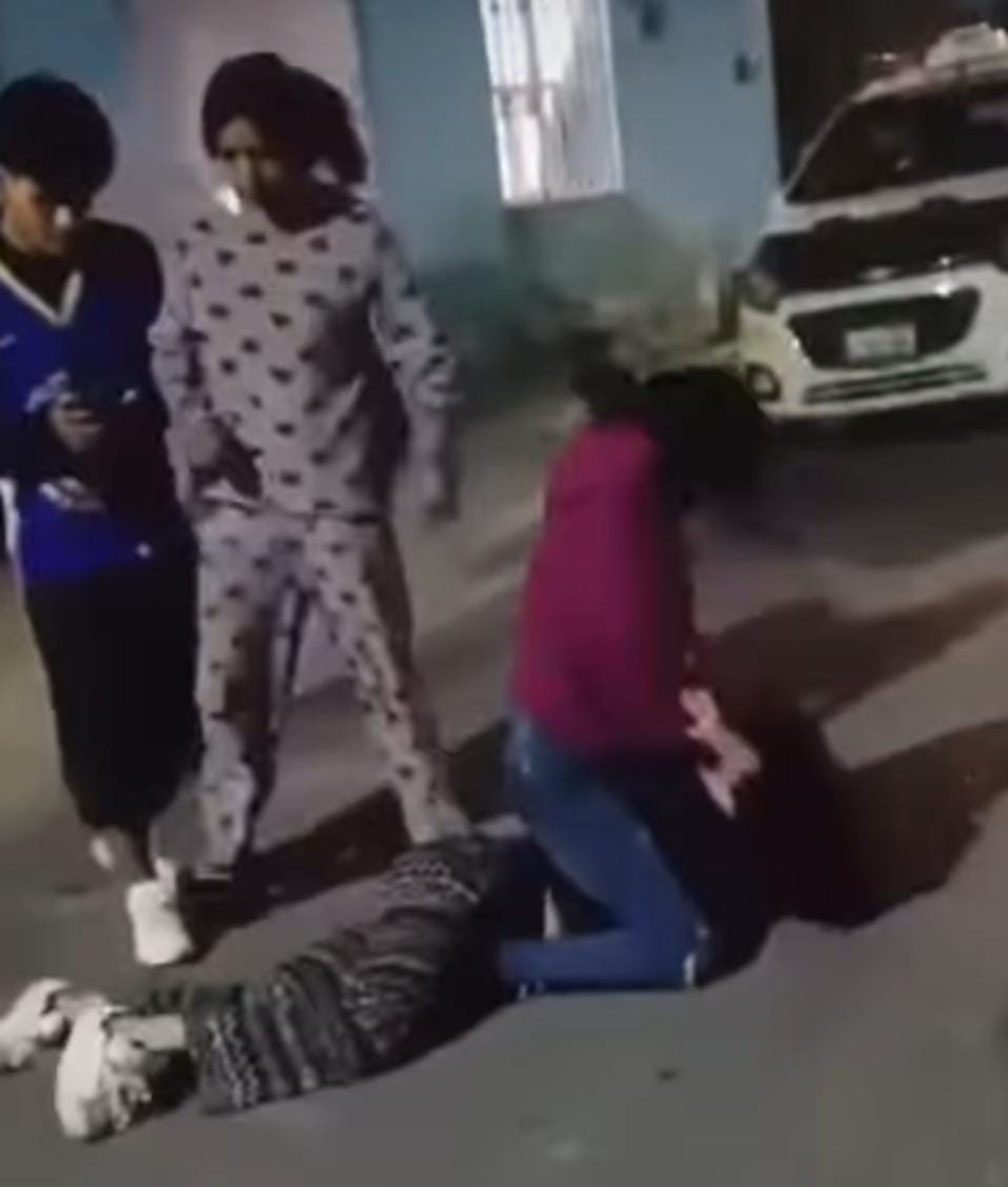 Pleito entre 3 jovencitas mandan a 1 al hospital