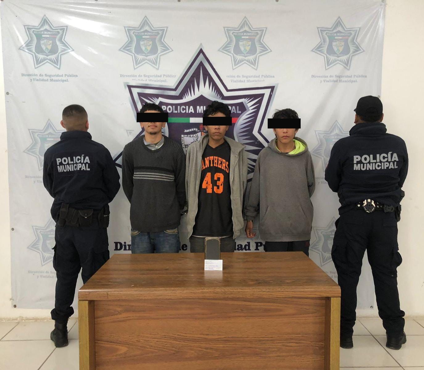 Roban y atacan a anciano entre tres; son detenidos