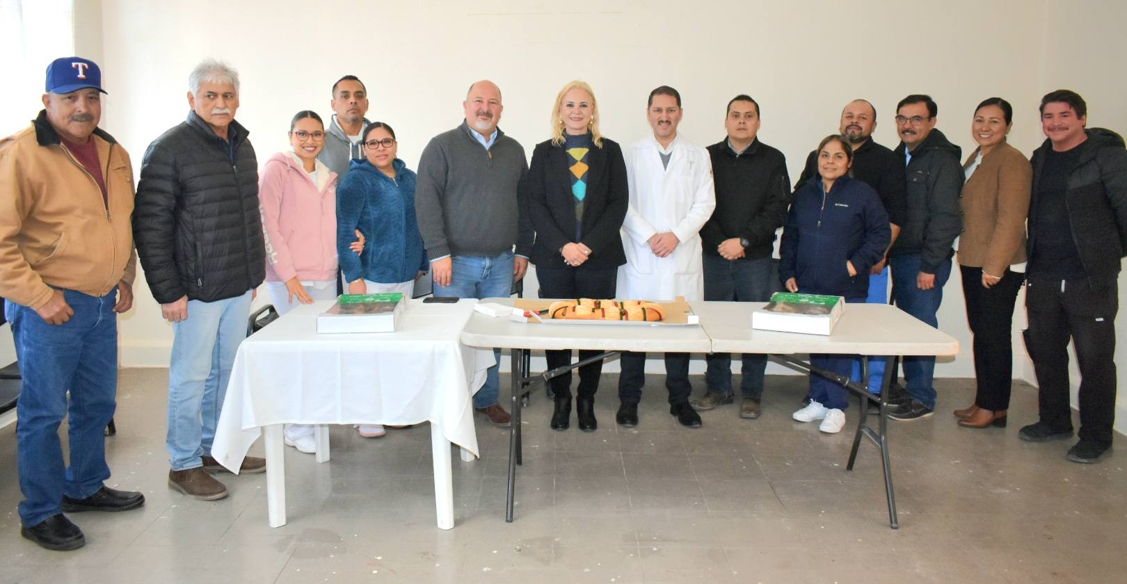Distribuyen roscas a personal de salud