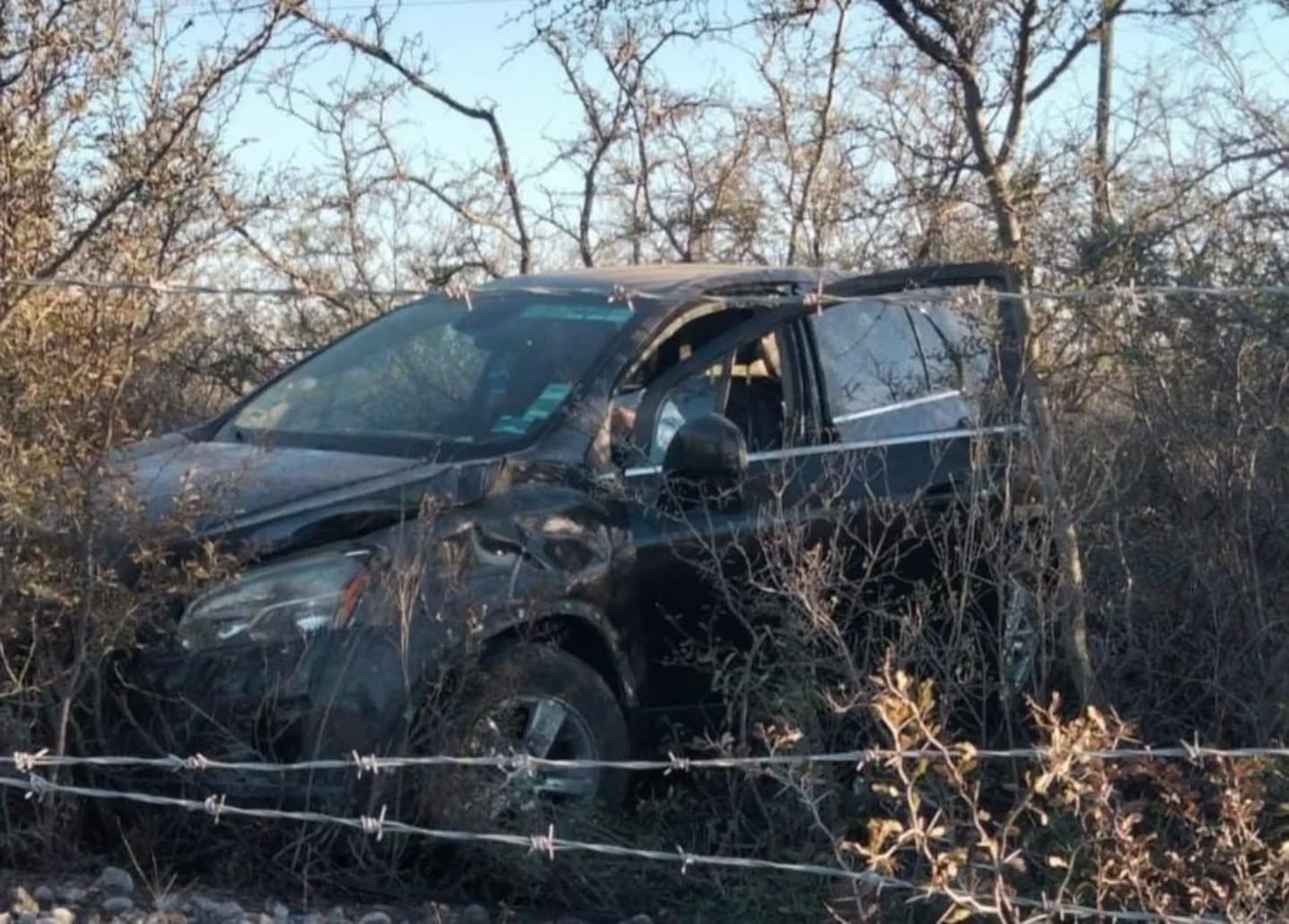 Vuelca conductora y abandona camioneta