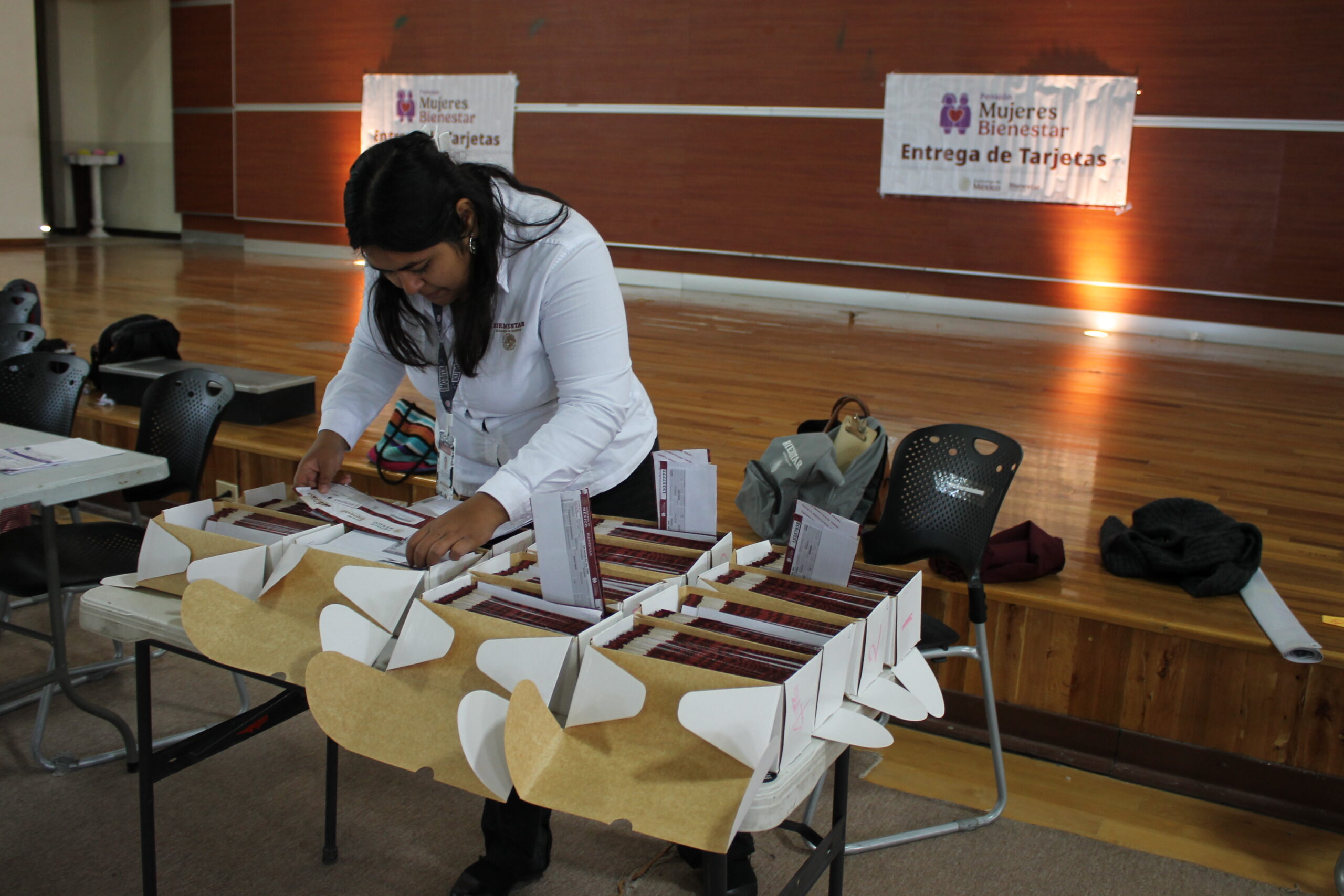 Inicia entrega de becas a mujeres de 63 y 64