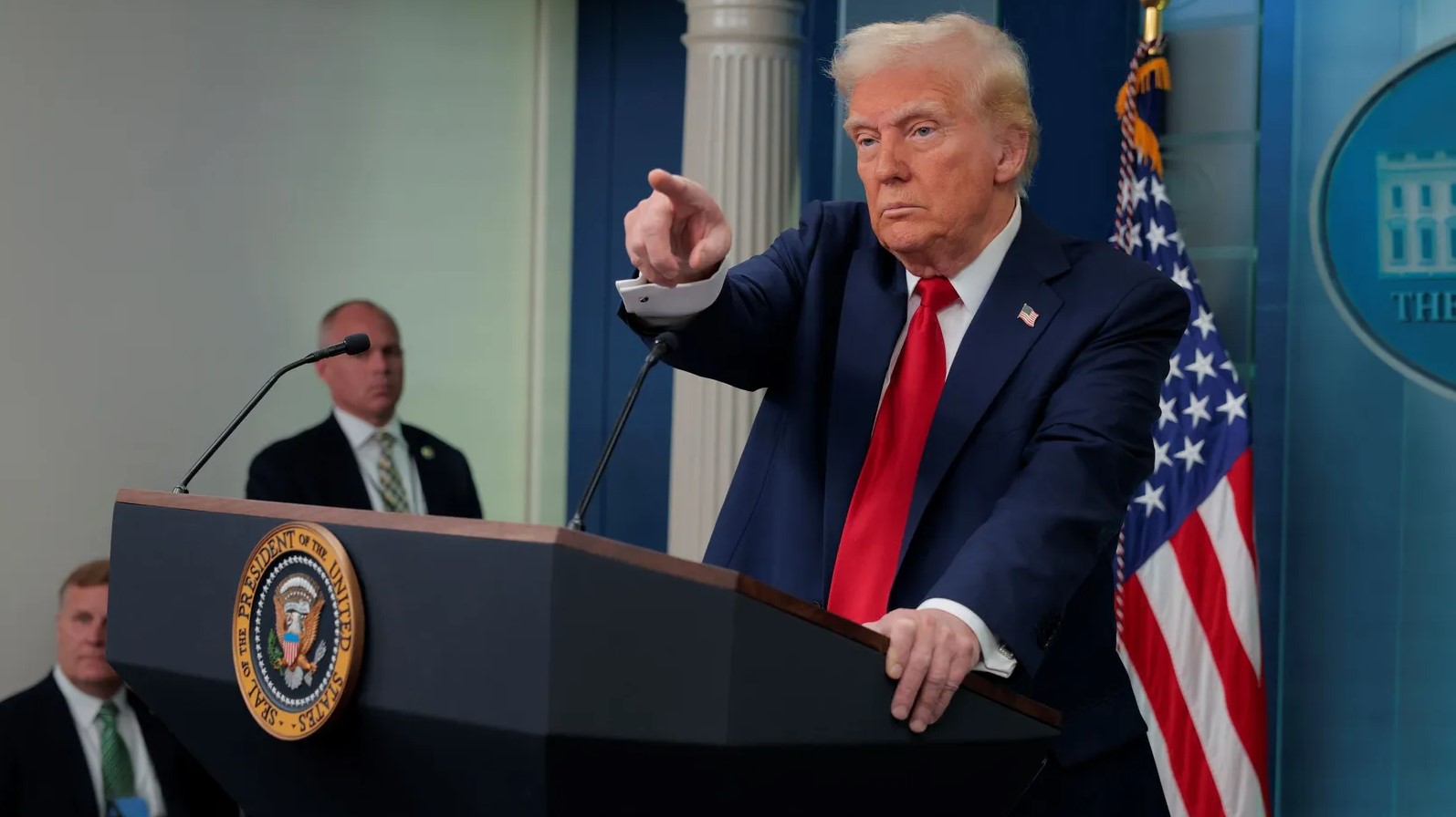 Aranceles a México se aplicarán según lo previsto.- Trump