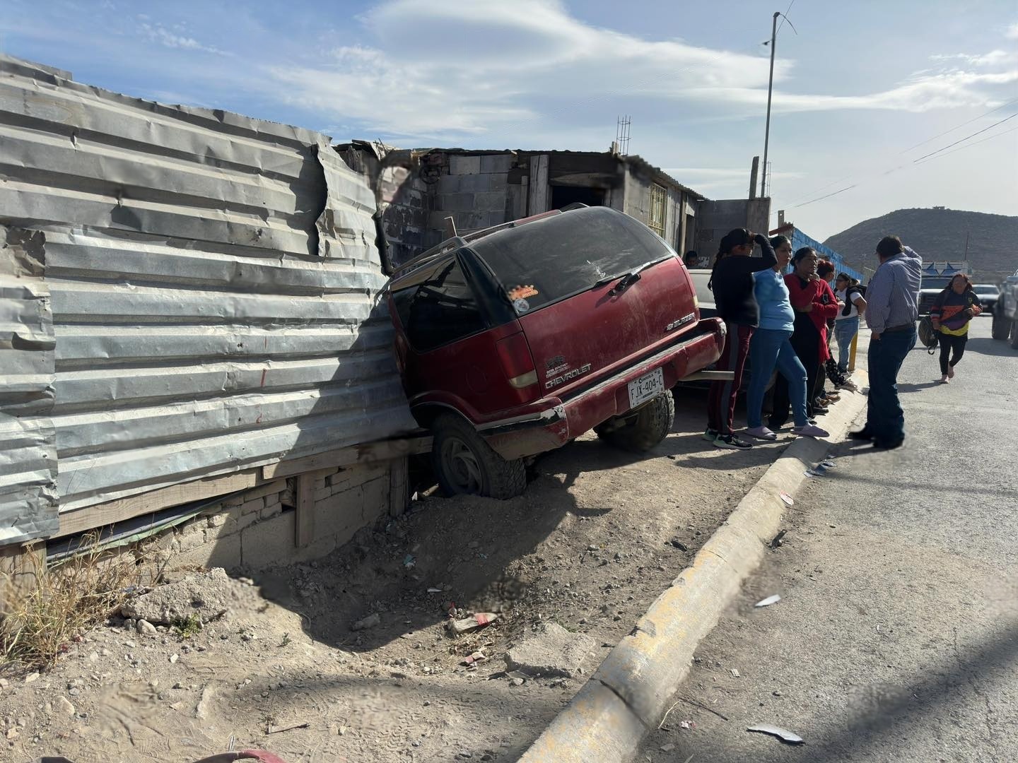 Camioneta impacta contra vivienda
