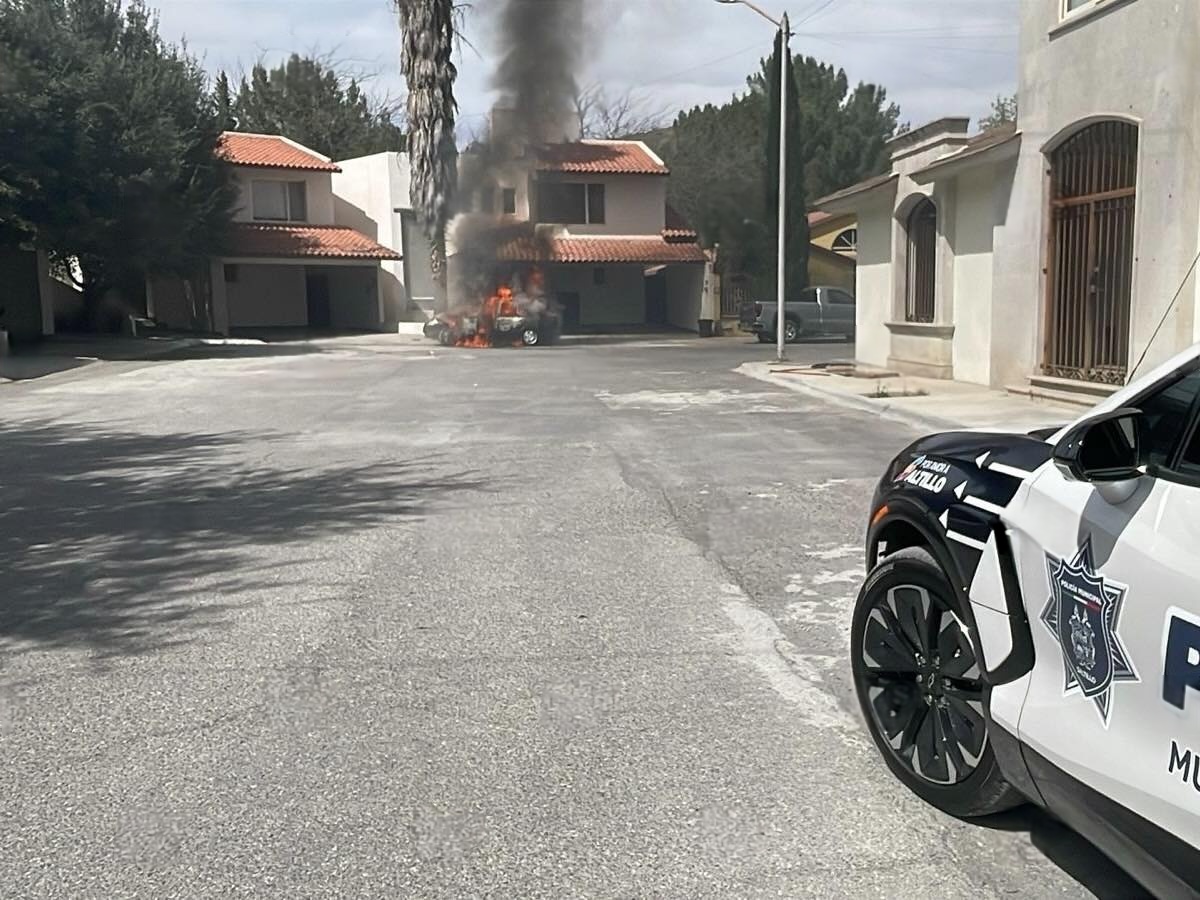 Incendio consume vehículo por completo tras cortocircuito