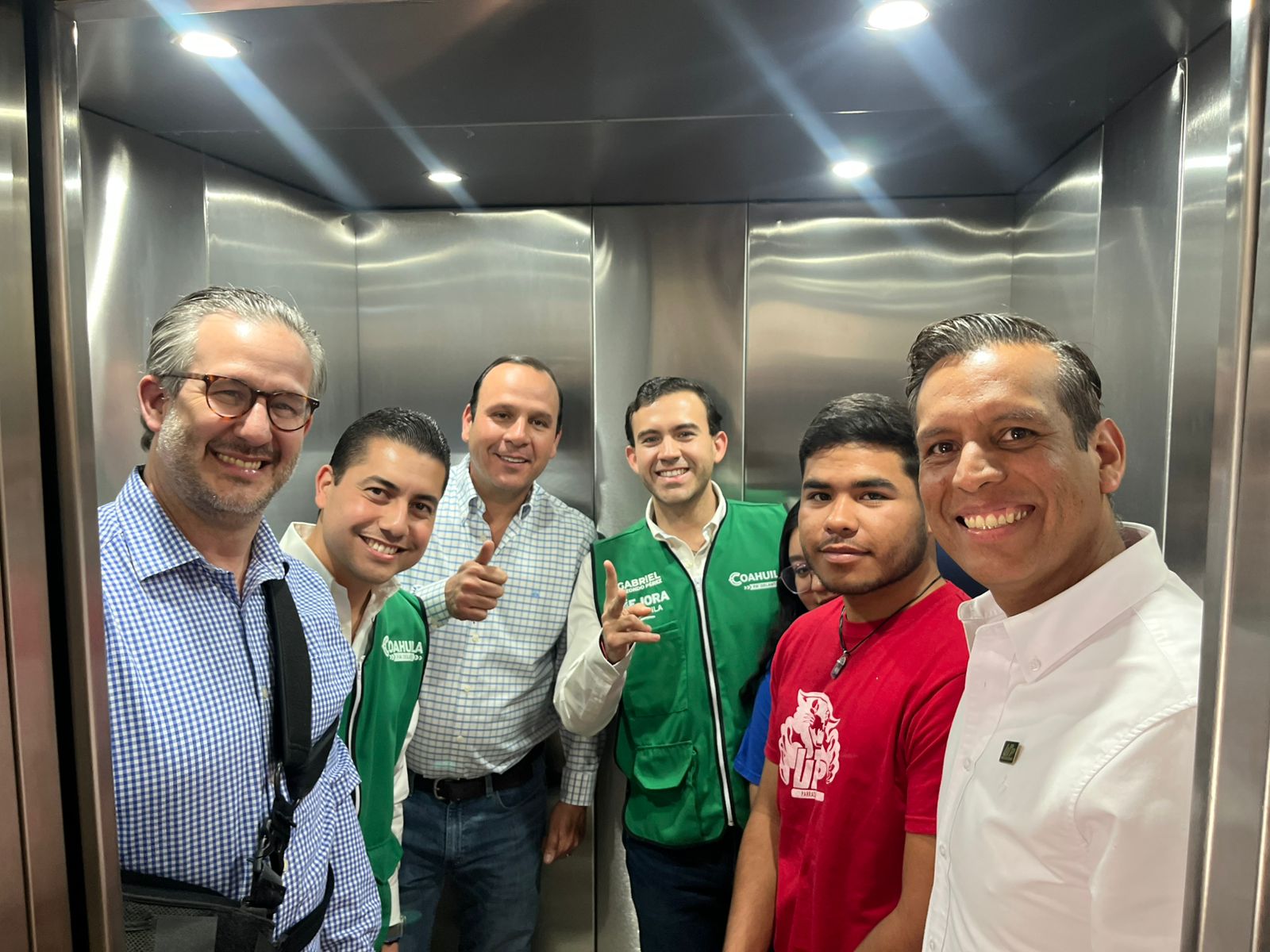 Estrenan elevador alumnos de la UTP