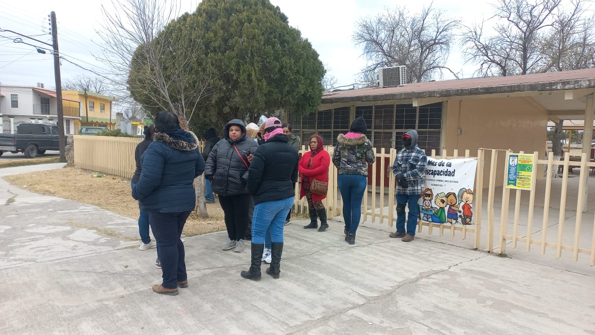 Cierran padres escuela por estudiante violento
