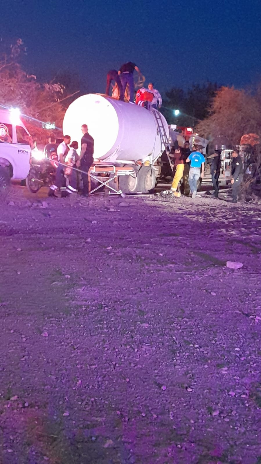 Rescatan a trabajador y bombero intoxicados