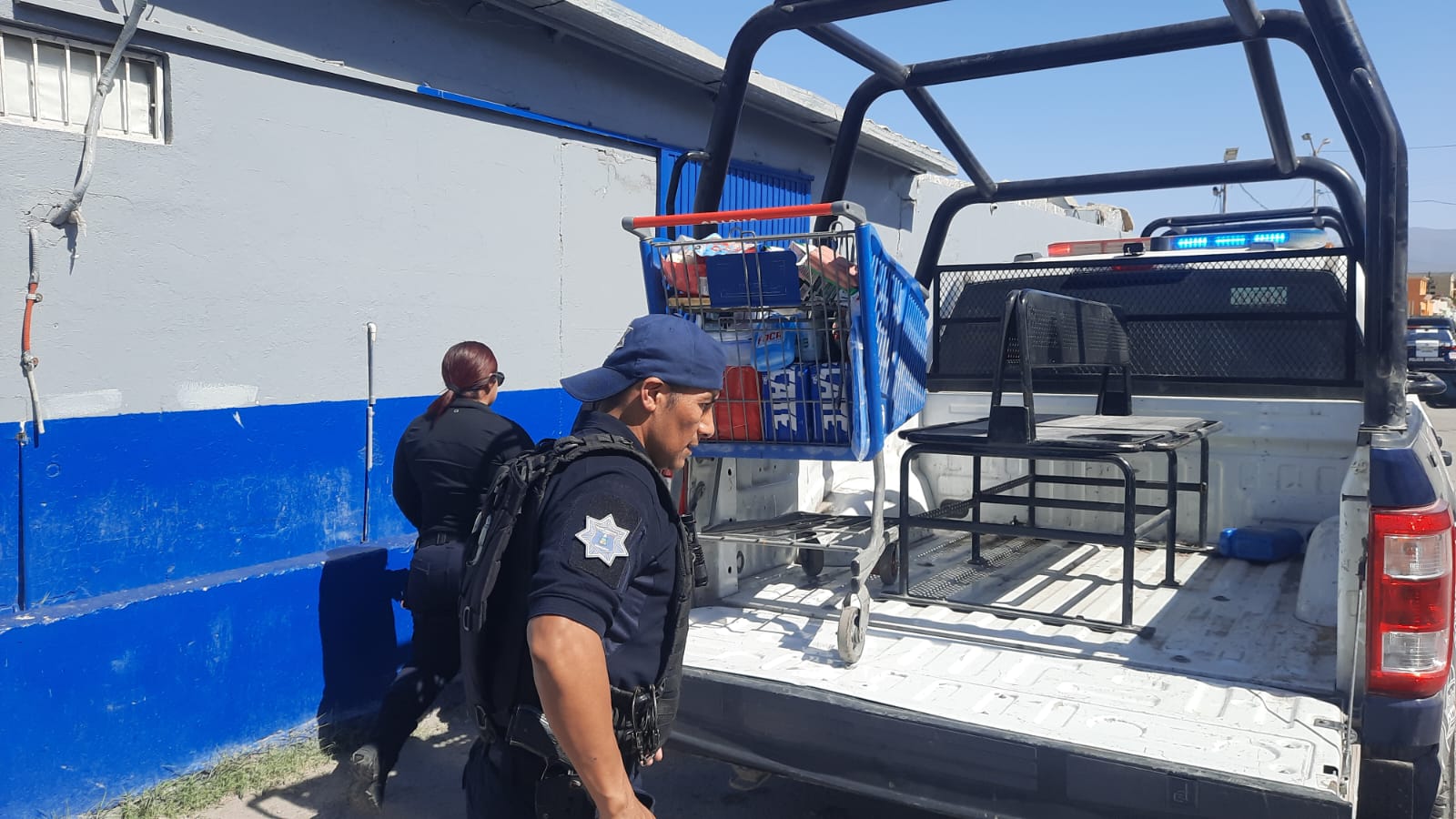 Llena carrito en súper e intenta irse sin pagar