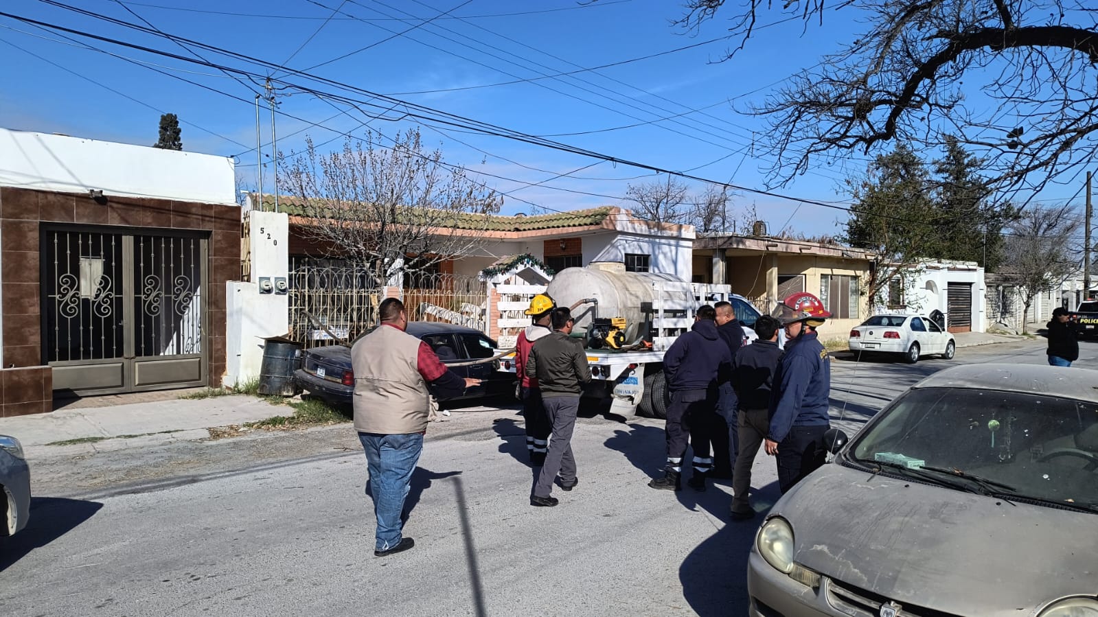 Rescatan a mujer de vivienda en llamas