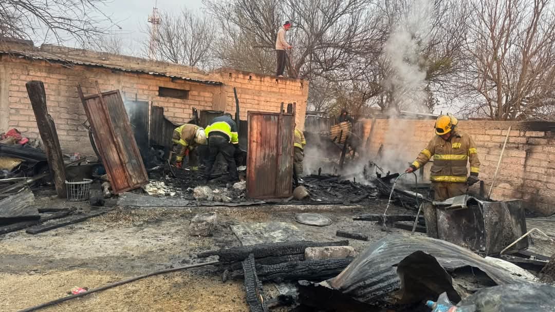 Pide familia apoyo tras perder todo en incendio