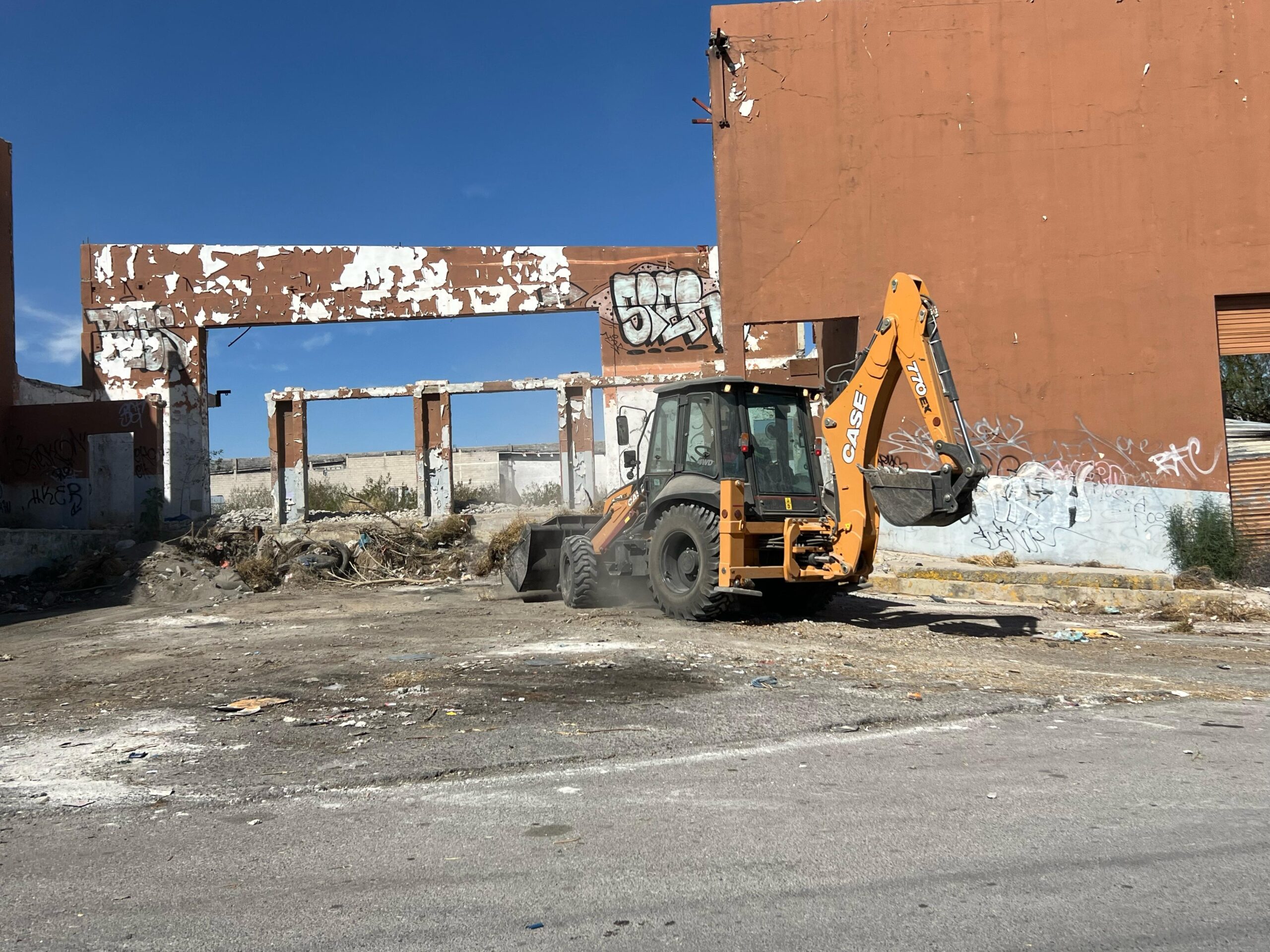 Autoridades y alumnos limpian antiguo Merco