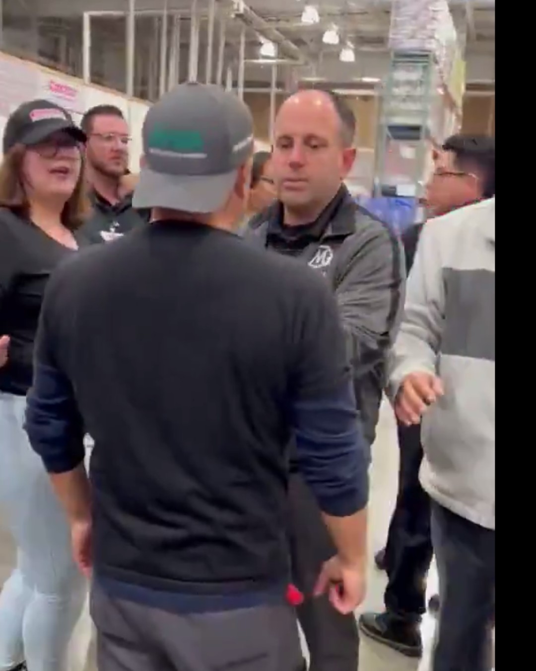 Se pelean por huevos en Costco en plena escasez