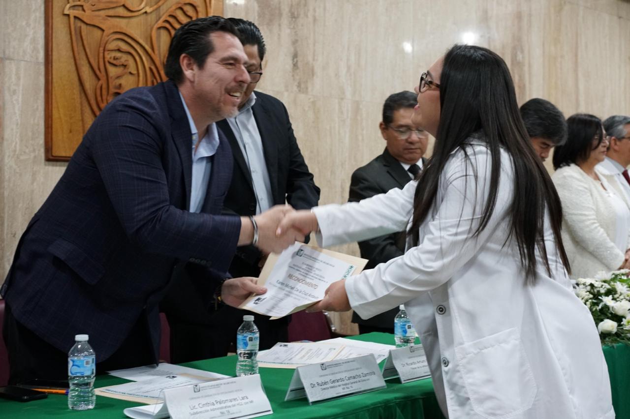 Egresan 288 médicos residentes en el IMSS