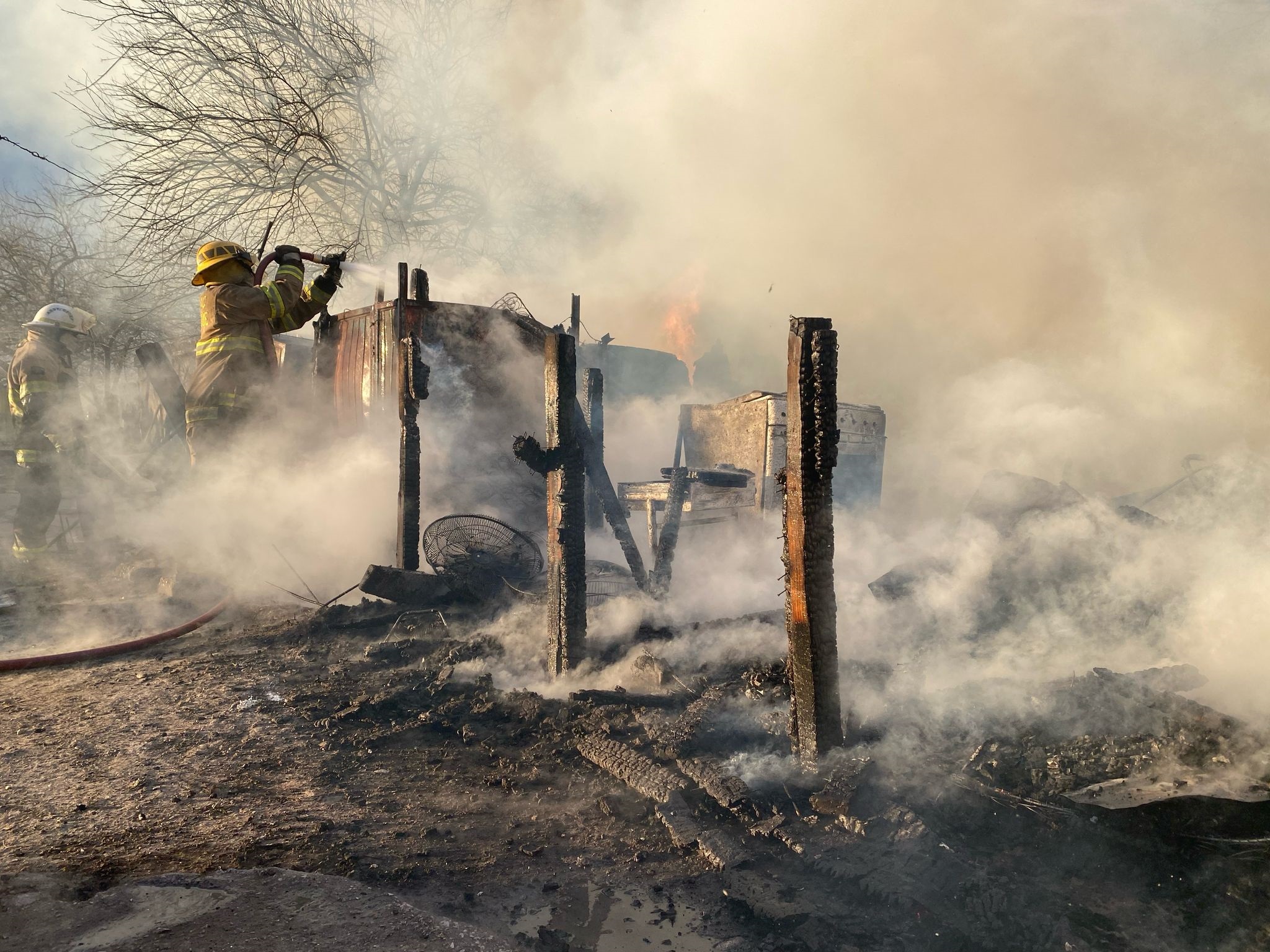 Escapa familia de un voraz incendio
