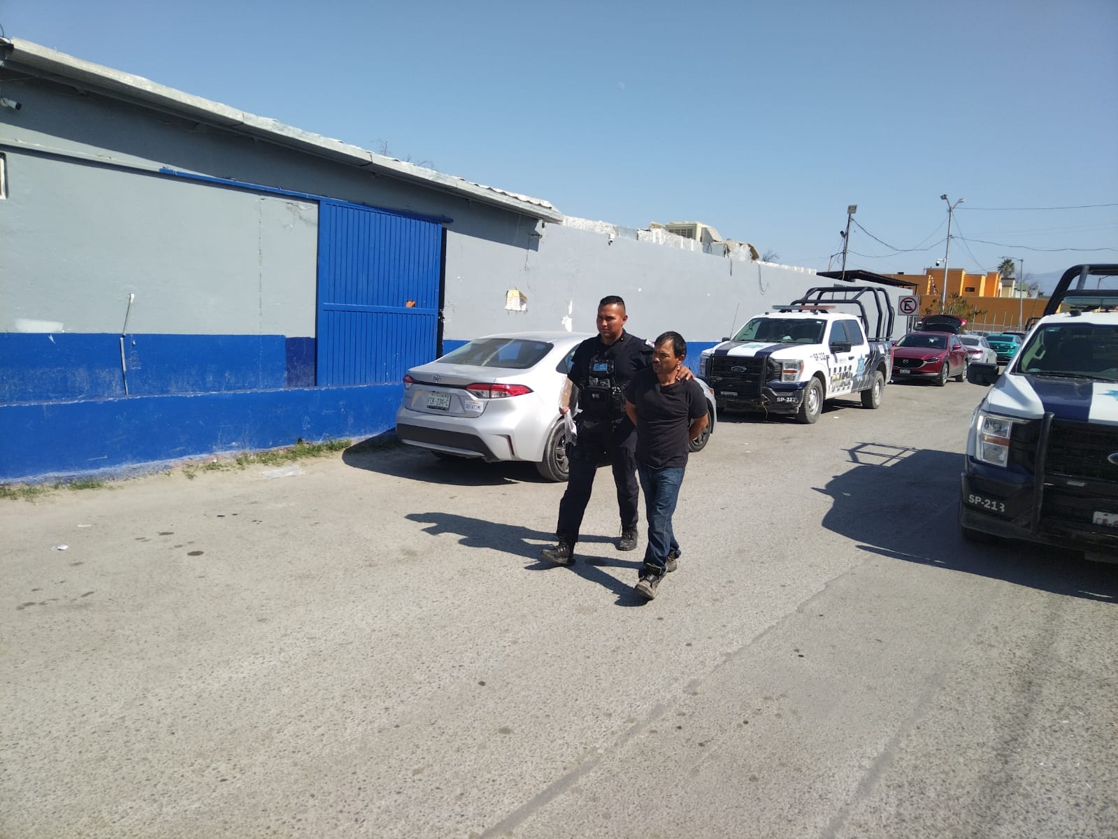 Causa daños a vehículo; detiene Policía sujeto