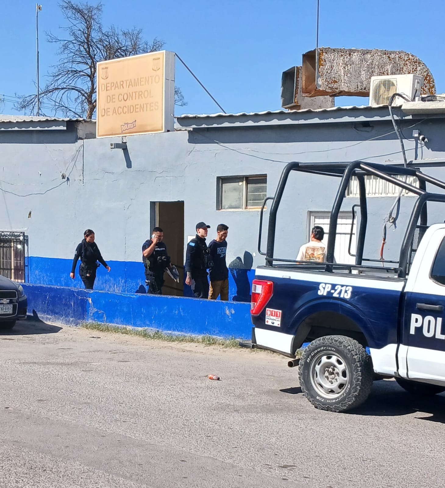 Aseguran a hombre armado con cuchillo