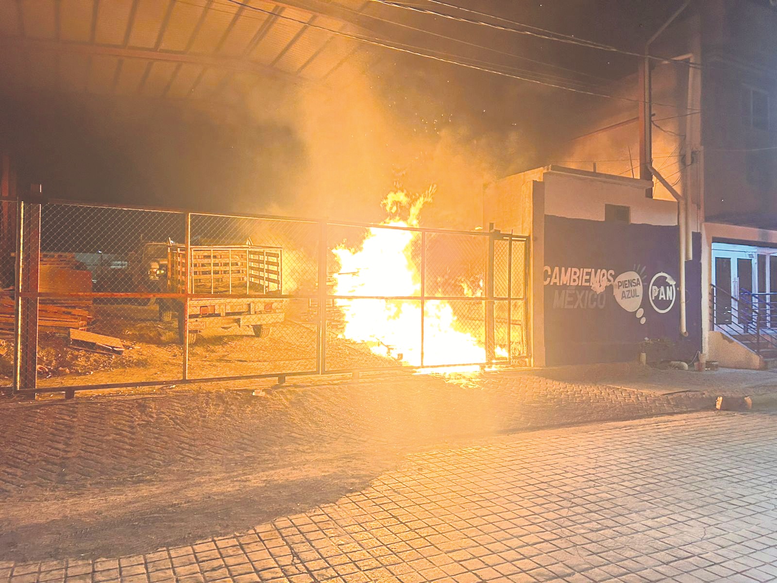 Incendio consume almacén de madera