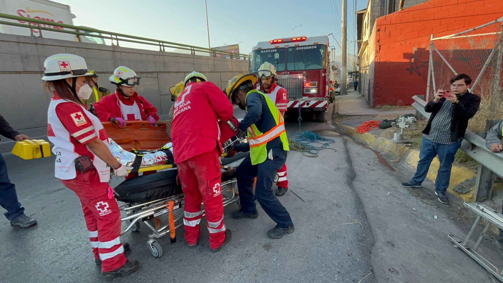 Niño salva a su papá quien cayó en arroyo