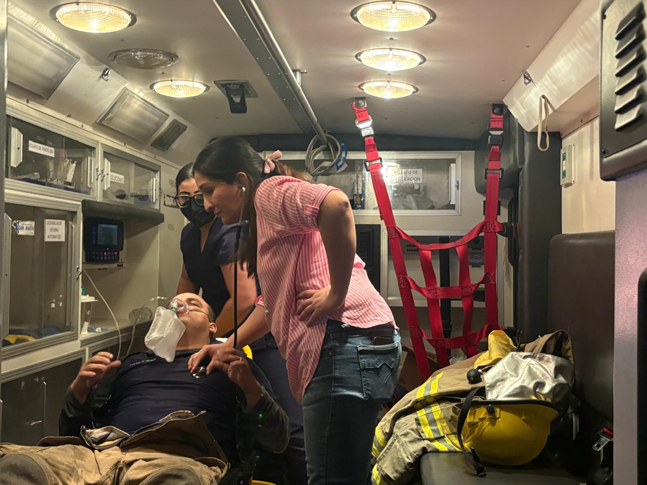 Se intoxican 5 bomberos en el incendio de Aurrera