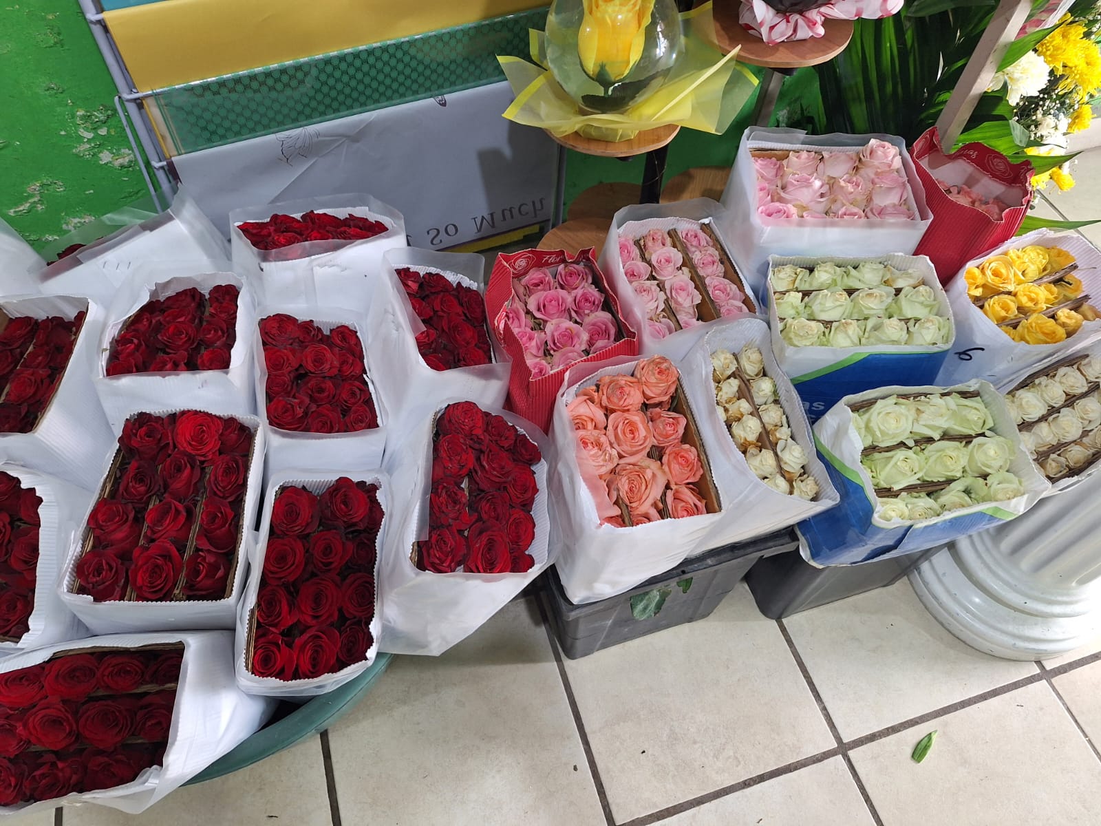 Alcanzan 300 pesos ramos con 24 rosas