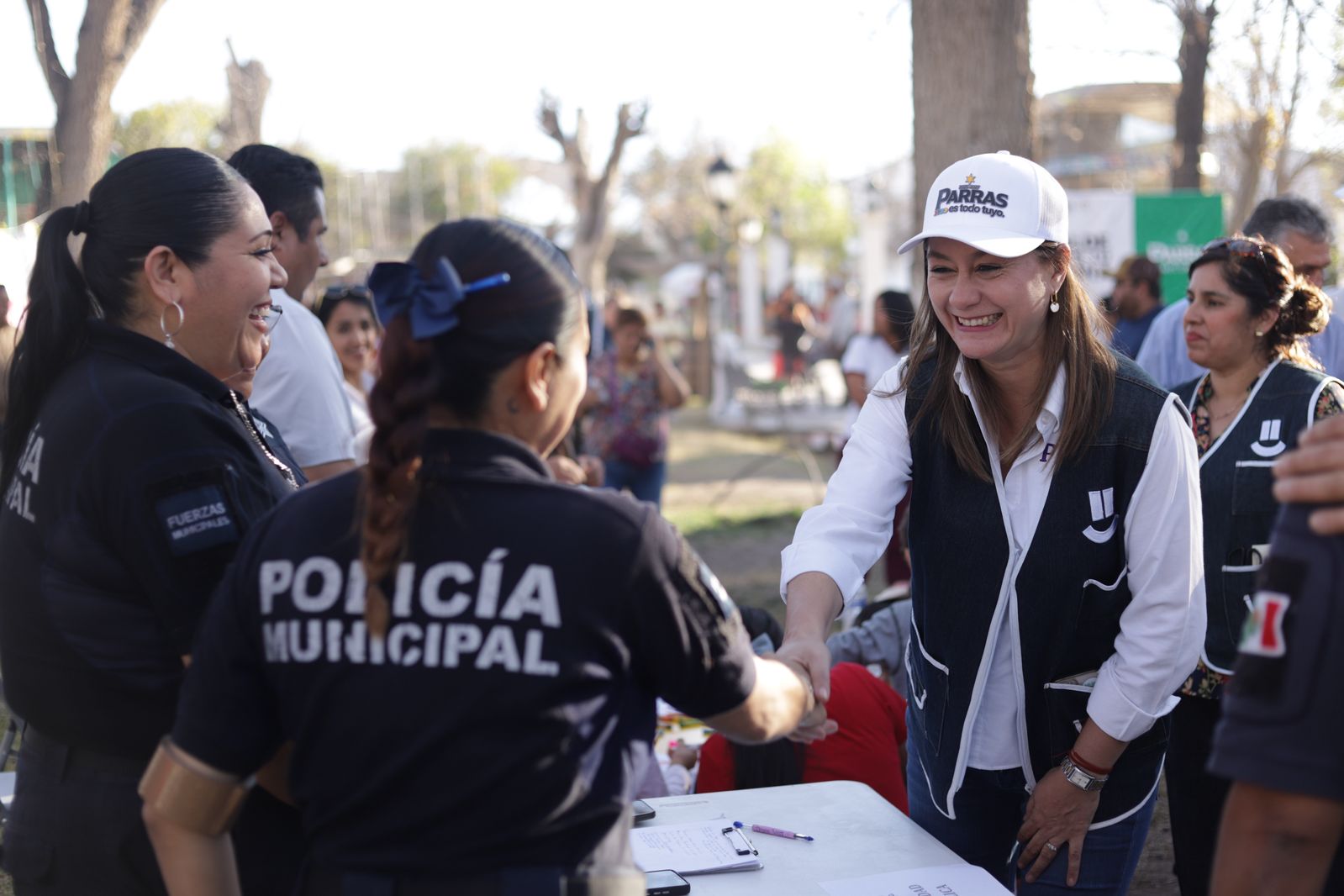 Acerca alcalde de Parras, servicios a cientos de personas